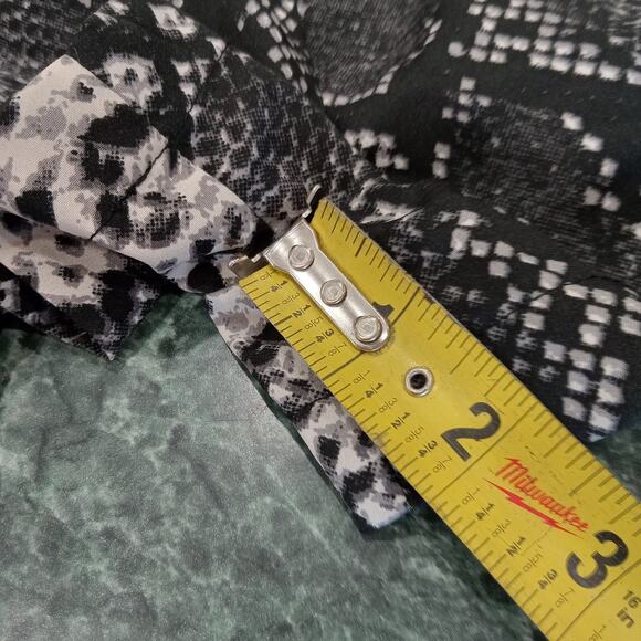 RD Style Animal Print Snake Sleeveless V Neck Romper Pockets Black White Gray - Picture 3 of 13